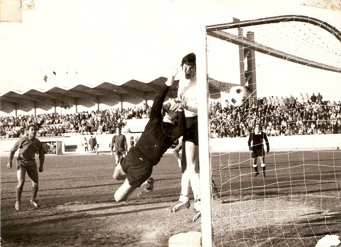 Partido en el Elola contra el Getafe de Madrid, que ganaron los blancos por 4 goles a 2. La imagen está tomada en 1973 y ha sido cedida por José Antonio Pérez.